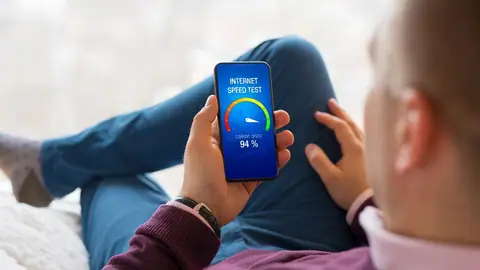 Mężczyzna z telefonem z aplikacją do mierzenia prędkości