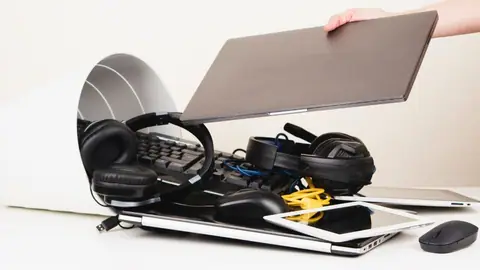 Sprzęty elektroniczne z tabletem w śmietniku