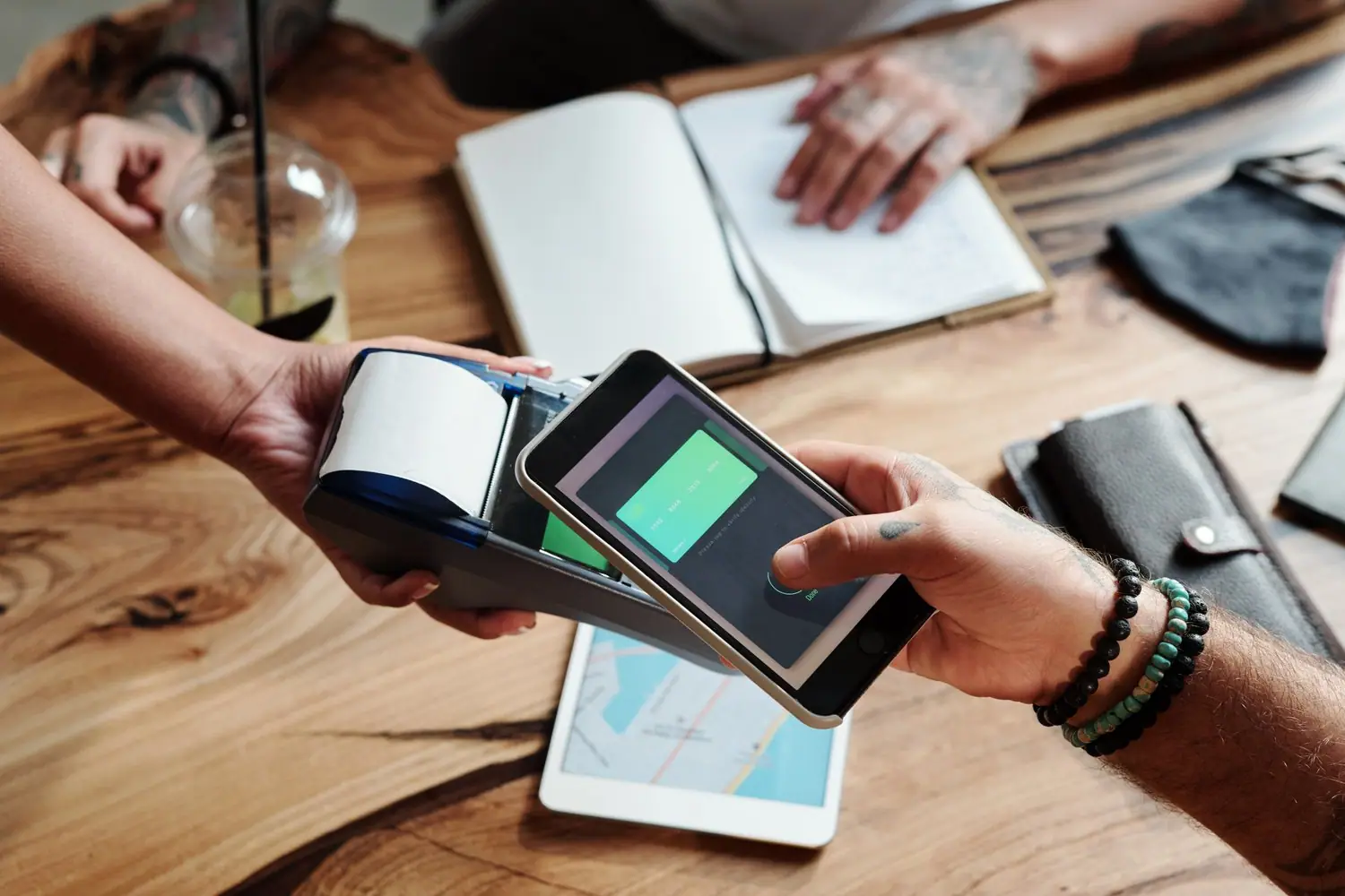 Smartfon jako terminal płatniczy w małym biznesie