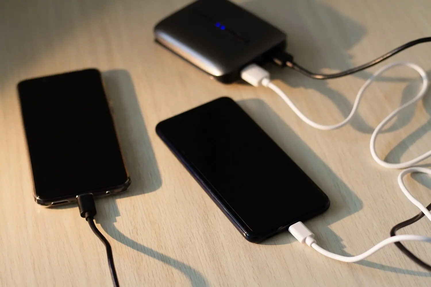 Jak poprawnie ładować smartfon aby wydłużyć żywotność baterii