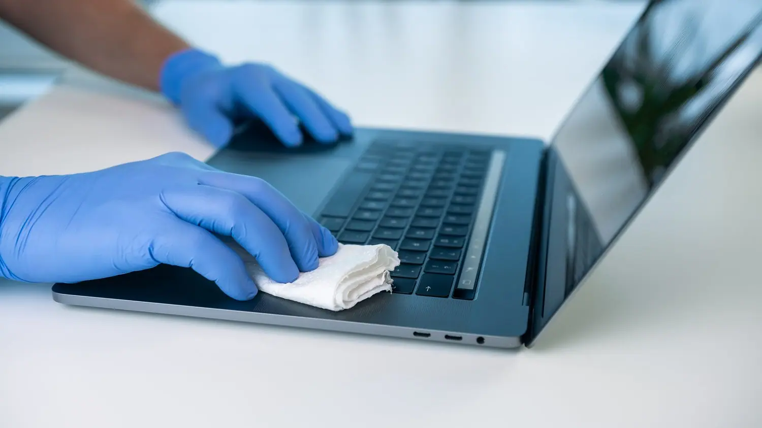 Jak usunąć plamy z ekranu laptopa bezpiecznie