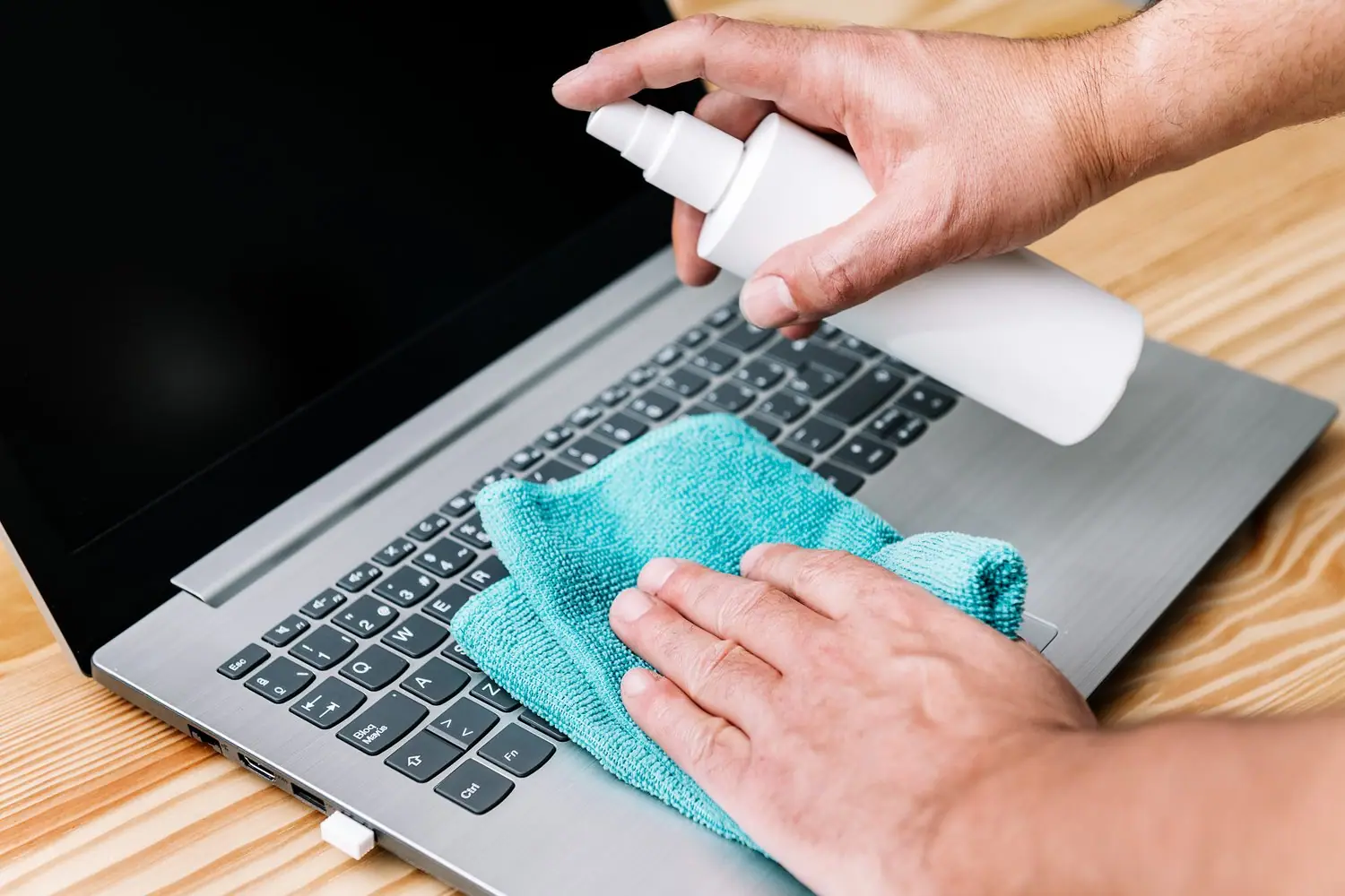 Jak wyczyścić wentylator w laptopie bez demontażu