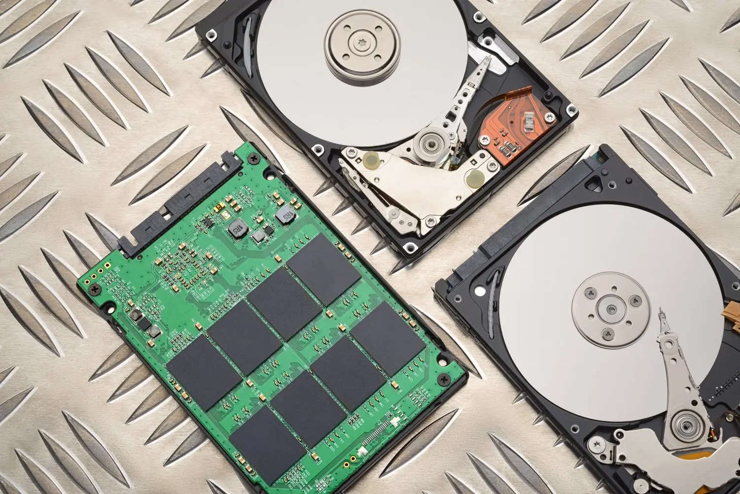 Różnice między dyskami SSD i HDD w laptopach