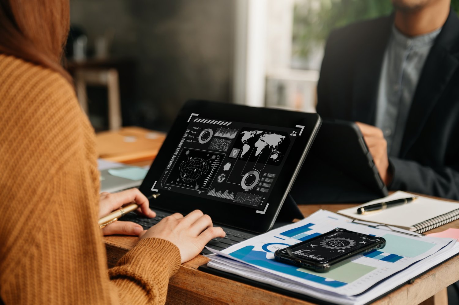 Tablet w pracy zdalnej – niezbędne ustawienia i aplikacje